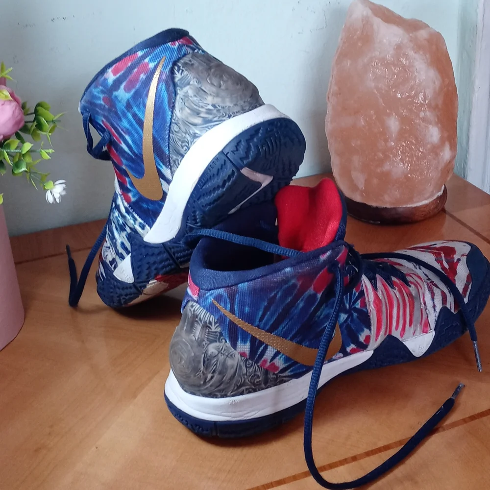 NIKE kids basketball sneakers 5.5Y - Picture 4 of 6